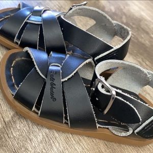 Black size 5 girl saltwater sandal